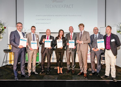 Zabuki@school en TechnoDiscovery ontvangen Jet-Net Junior Hub certificaten (foto: Jan Vonk Fotografie) Zabuki@school en TechnoDiscovery ontvangen Jet-Net Junior Hub certificaten (foto: Jan Vonk Fotografie)
