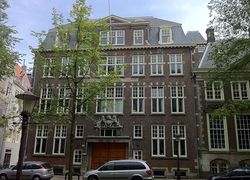 Normal_800px-hoofdbureau-van-politie-amsterdam