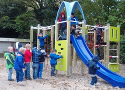 Nieuw speeltoestel voor Huizingschool Kentalis Enschede