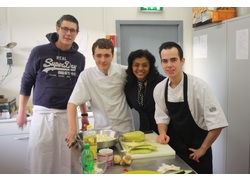 Op de foto: Tanja Jadnanansing met de studenten