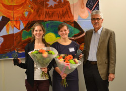 V.l.n.r. Larissa Gonzalez (winnaar HBO), Cirsten Zwaagstra (winnaar WO) en Leendert van Bree (voorzitter jury)