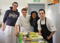 Kamerlid Jadnanansing studenten die koken voor daklozen 