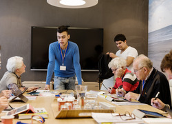 ICT-studenten van het mbo geven ouderen cursus in werken met computer of tablet (bron: Samen Online)