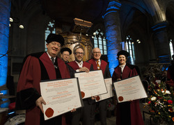 Eredoctoraten voor Timmermans en Wales tijdens dies natalis viering Universiteit Maastricht