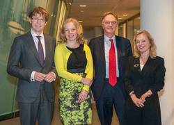 Minister Bussemaker en staatssecretaris Dekker met nieuwe voorzitters Beatrice de Graaf en Alexander Rinnooy Kan van de Wetenschapsagenda Minister Bussemaker en staatssecretaris Dekker met nieuwe voorzitters Beatrice de Graaf en Alexander Rinnooy Kan van de Wetenschapsagenda