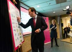 Minister Asscher tekent Taalakkoord met werkgevers Minister Asscher tekent Taalakkoord met werkgevers
