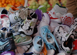 Normal_shoes_and_fruit__p365_20_