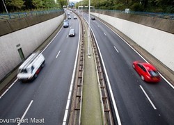 Normal_snelweg_tunnel_viaduct_auto