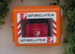 Normal_ehbo_eerste_hulp_defibrillator_wiki_-c_