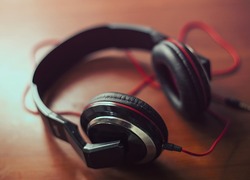 Normal_headphones-407190_640