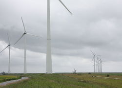 Windmolen "De Goliath" in de Eemshaven en een aantal windturbines. Foto: Tijmen Stam