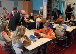 Commissaris der Koning Max van den Berg geeft het startsein Commissaris der Koning Max van den Berg geeft het startsein