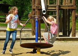 Normal_speeltuin__po__kov__spelen__buiten__kinderen__meisjes__vrolijk__plezier