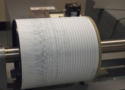 Normal_seismogram_seismograaf_aardbeving_beving