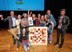 Normal_winnaars_artcadia_2016_met_links_algemeen_directeur_gert_kroon_van_arcadis_en_rechts_presentator_ruud_feltkamp