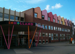 Hogeschool InHolland Diemen, foto: Shirley de Jong (eigen werk) [CC BY-SA 2.5 (http://creativecommons.org/licenses/by-sa/2.5)], via Wikimedia Commons