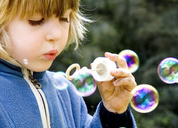 Normal_bellenblaas__spelen__kind__meisje__buitenspelen