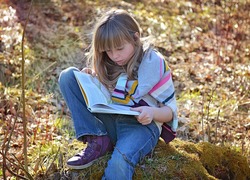 Normal_kind_meisje_lezen_boek_buiten