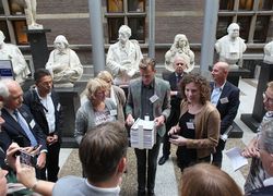 Overhandiging petitie voor behoud Wetenschapsknooppunten aan Tweede Kamer, foto: Universiteit Utrecht