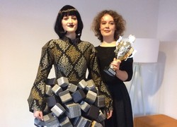 Young Tailor Talent Floortje Steen met haar winnende creatie Young Tailor Talent Floortje Steen met haar winnende creatie