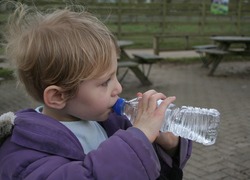 Normal_water__kind__drinken__flesje