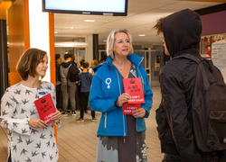 Wethouder Elly van Wageningen tijdens de te-laat actie op middelbare school, foto: Fotostudio Wierd Wethouder Elly van Wageningen tijdens de te-laat actie op middelbare school, foto: Fotostudio Wierd