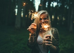 Normal_jongere__meisje__vuurwerk__veiligheid__jaarwisseling__sterretjes