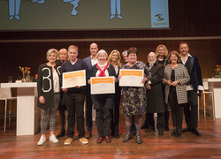 Winnaars Taalheldenprijzen 2016 met jury en prinses Laurentien, foto: Max Kneefel