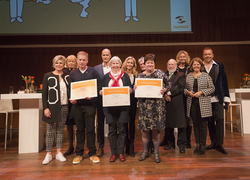 Winnaars Taalheldenprijzen 2016 met jury en prinses Laurentien, foto: Max Kneefel Winnaars Taalheldenprijzen 2016 met jury en prinses Laurentien, foto: Max Kneefel