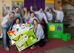 Vrijwilligers van Jarige Job zijn blij met de Wecycle-sponsorcheque vanwege de scholeninzamelactie, zodat 285 kinderen hun verjaardag kunnen vieren