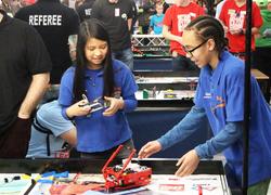Meisjes binden de strijd aan met zelfgebouwde robot, foto: Stichting Techniekpromotie