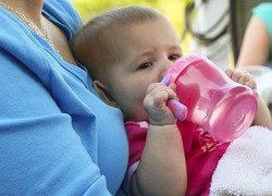 Normal_normal_baby_tuitbeker_drinken