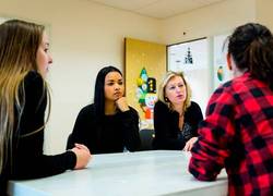 Bussemaker in gesprek met mbo-jongeren (archieffoto)