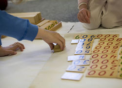 Kinderen met Montessori materialen, foto: Thacherschoolmilton (CC BY-SA 3.0) Kinderen met Montessori materialen, foto: Thacherschoolmilton (CC BY-SA 3.0)