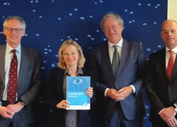 Paul Rullmann (voorzitter Commissie Rullman), Minister Bussemaker, Thom de Graaf (voorzitter Vereniging Hogescholen), Jan Anthonie Bruin (voorzitter Commissie Validering Examenkwaliteit) Paul Rullmann (voorzitter Commissie Rullman), Minister Bussemaker, Thom de Graaf (voorzitter Vereniging Hogescholen), Jan Anthonie Bruin (voorzitter Commissie Validering Examenkwaliteit)