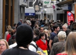 Normal_stad_mensen_bevolking_straatbeeld_winkelstraat