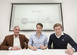 Van links naar rechts: Lars Pieké, lid van de Raad van Advies van DSIF, Frans van der Sluis, oprichter van Grasp en Jelle Kerkdijk, portfolio director bij DSIF. Fotograaf: Rikkert Harink Van links naar rechts: Lars Pieké, lid van de Raad van Advies van DSIF, Frans van der Sluis, oprichter van Grasp en Jelle Kerkdijk, portfolio director bij DSIF. Fotograaf: Rikkert Harink