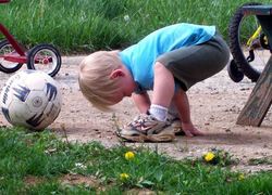 Normal_peuter_spelen_kind_bal_opvang