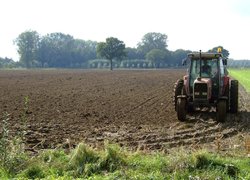 Normal_overzicht_van_akker_met_tractor_op_de_voorgrond_-_zelhem_-_20429813_-_rce