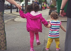 Normal_kind_wandelen_naar_school_hand34534