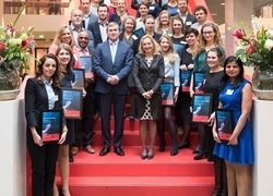 Minister Bussemaker deelt promotiebeurzen uit aan leraren, foto: NWO Minister Bussemaker deelt promotiebeurzen uit aan leraren, foto: NWO