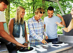 Normal_yalp_fono_outdoor_dj_tafel_met_jongeren_web