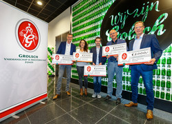 Docent André Seppenwoolde (links) van ROC van Twente met de Grolsch vakmanschapsprijs, foto: Grolsch Docent André Seppenwoolde (links) van ROC van Twente met de Grolsch vakmanschapsprijs, foto: Grolsch