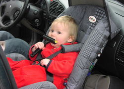 Normal_800px-rear-facing_infant_car_seat_kinderzitje_autostoeltje_auto_baby_kind_veiligheid