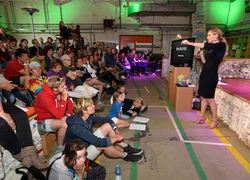 Onderzoeker Karin Thoms geeft minicollege over wereldvoedselprobleem op Festival Mundial, foto: Tilburg University Onderzoeker Karin Thoms geeft minicollege over wereldvoedselprobleem op Festival Mundial, foto: Tilburg University