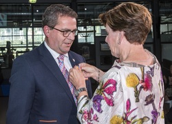Scheidend bestuursvoorzitter Zuyd Hogeschool ontvangt Koninklijke onderscheiding 