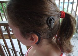 Meisje met cochleair implantaat, foto: Ydomusch (CC BY-SA 3.0)