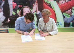 Philippe Kallen (Laks) en Kitty Ramakers (VM) tekenen het samenwerkingscontract