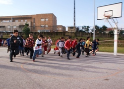 Normal_kinderen__rennen__sport__beweging__gym