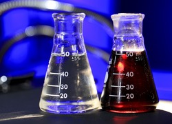 Normal_wetenschap_onderzoek_chemie_scheikunde_vloeistof_glas
